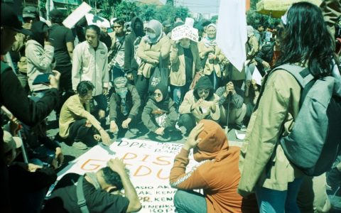 Ilustrasi mahasiswa dan ruang demokrasi