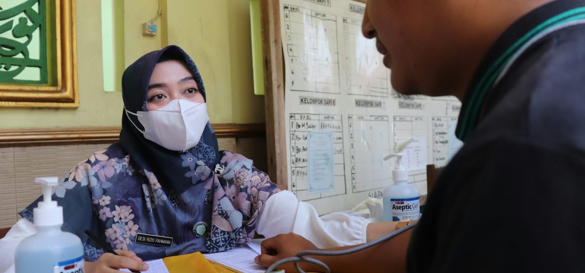 Petugas kesehatan memberikan layanan medis kepada masyarakat