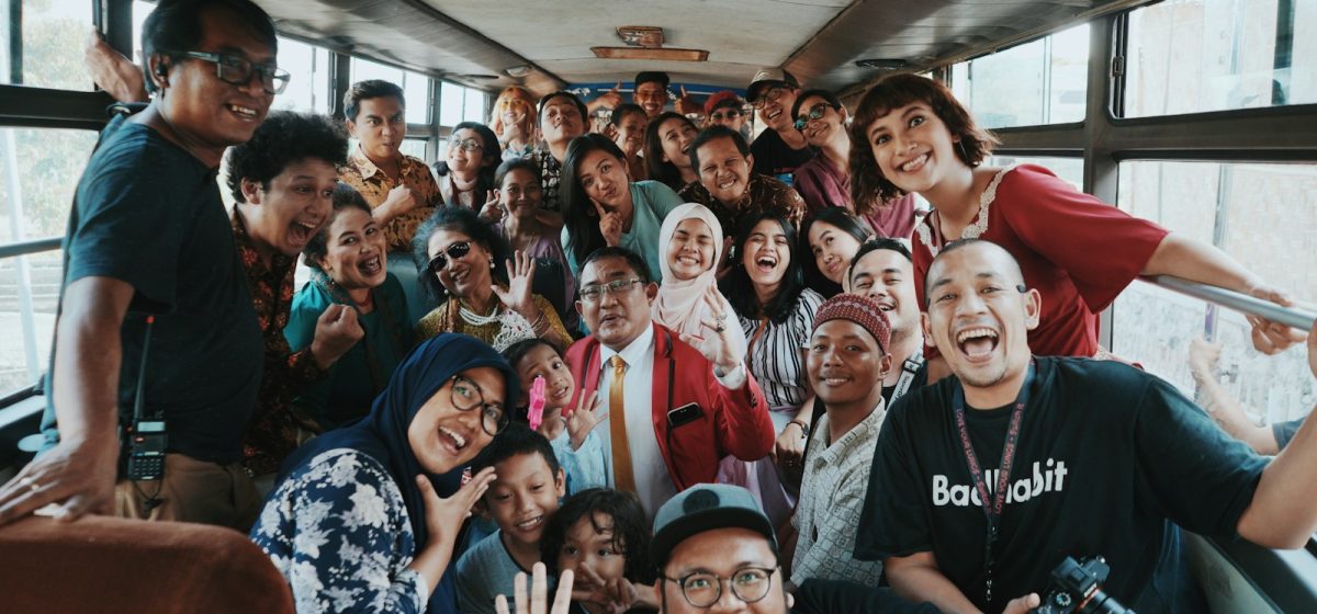 Sekelompok anak muda beraktivitas bersama