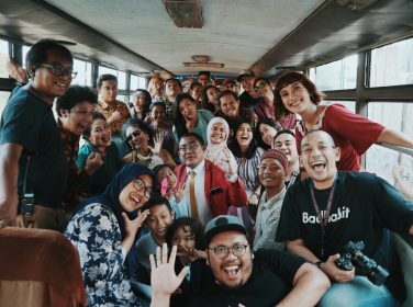 Sekelompok anak muda beraktivitas bersama