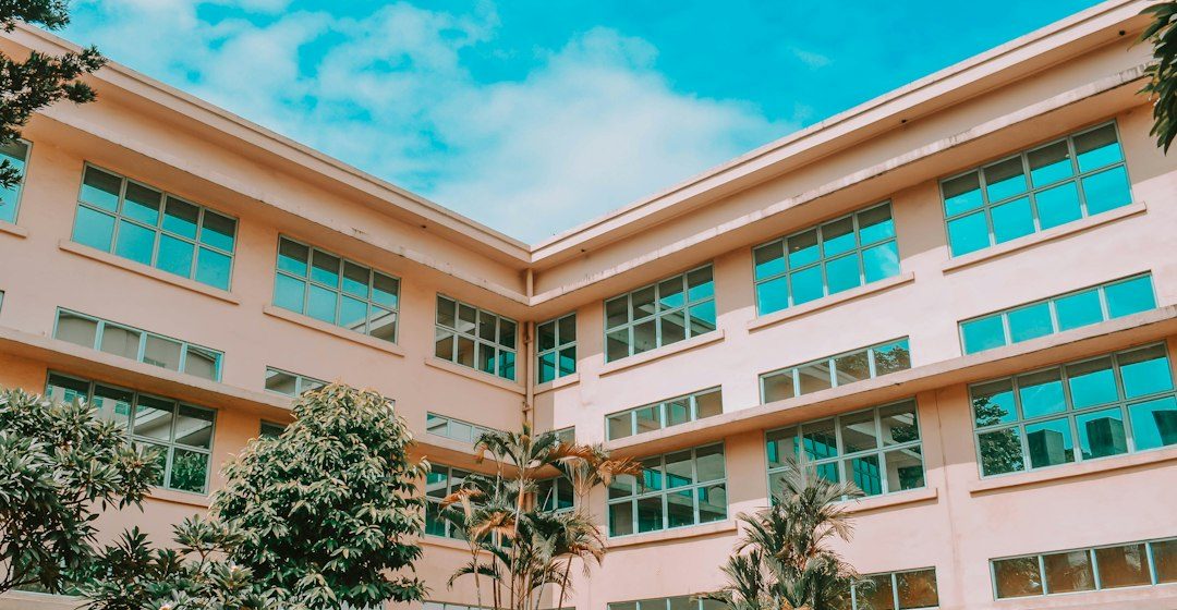 Ilustrasi gedung kampus sekolah menengah