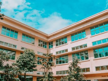 Ilustrasi gedung kampus sekolah menengah
