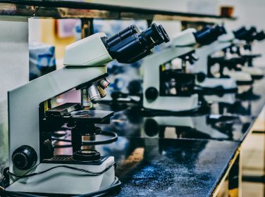 Mikroskop laboratorium sebagai ilustrasi riset vaksin malaria