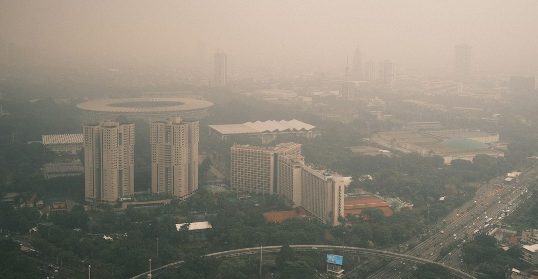 Pemandangan kota berkabut sebagai ilustrasi dampak kesehatan akibat asap karhutla