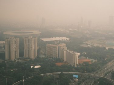 Pemandangan kota berkabut sebagai ilustrasi dampak kesehatan akibat asap karhutla