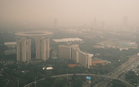 Pemandangan kota berkabut sebagai ilustrasi dampak kesehatan akibat asap karhutla