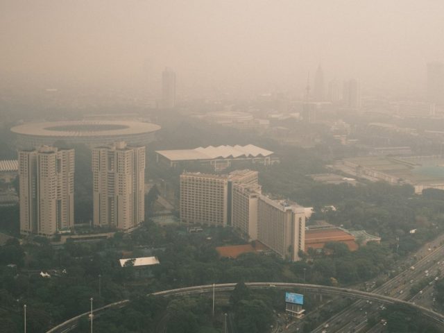 Pemandangan kota berkabut sebagai ilustrasi dampak kesehatan akibat asap karhutla