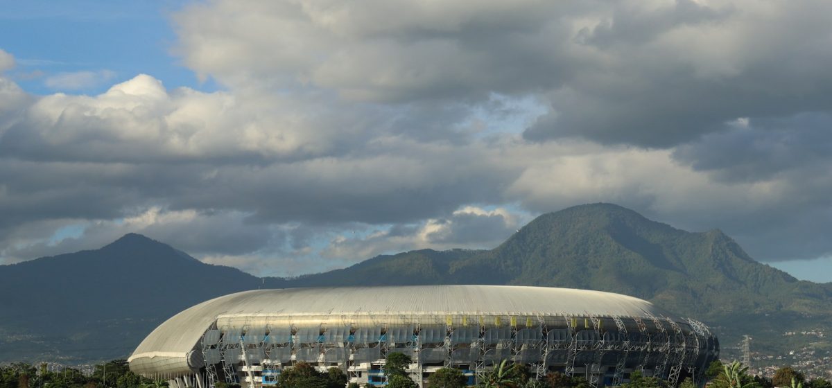 Stadion sepak bola di Indonesia dengan tribun dan lapangan