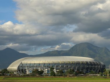 Stadion sepak bola di Indonesia dengan tribun dan lapangan
