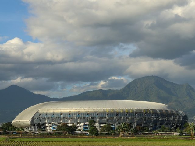 Stadion sepak bola di Indonesia dengan tribun dan lapangan