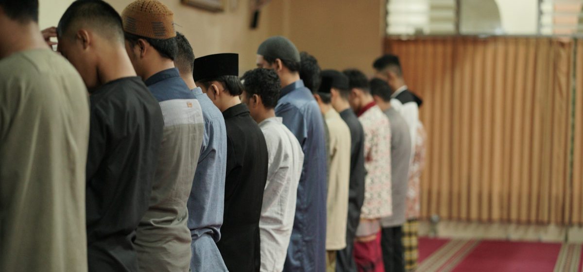 Jemaah melaksanakan ibadah bersama di dalam masjid