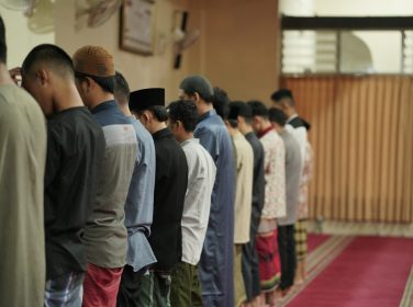 Jemaah melaksanakan ibadah bersama di dalam masjid