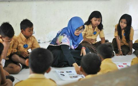 Siswa belajar bersama sebagai ilustrasi berita pendidikan Indonesia