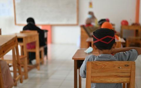Ilustrasi kegiatan belajar di sekolah
