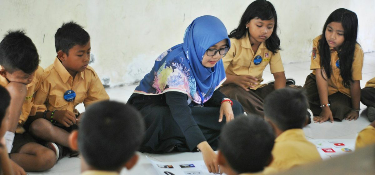 Siswa belajar bersama di ruang kelas